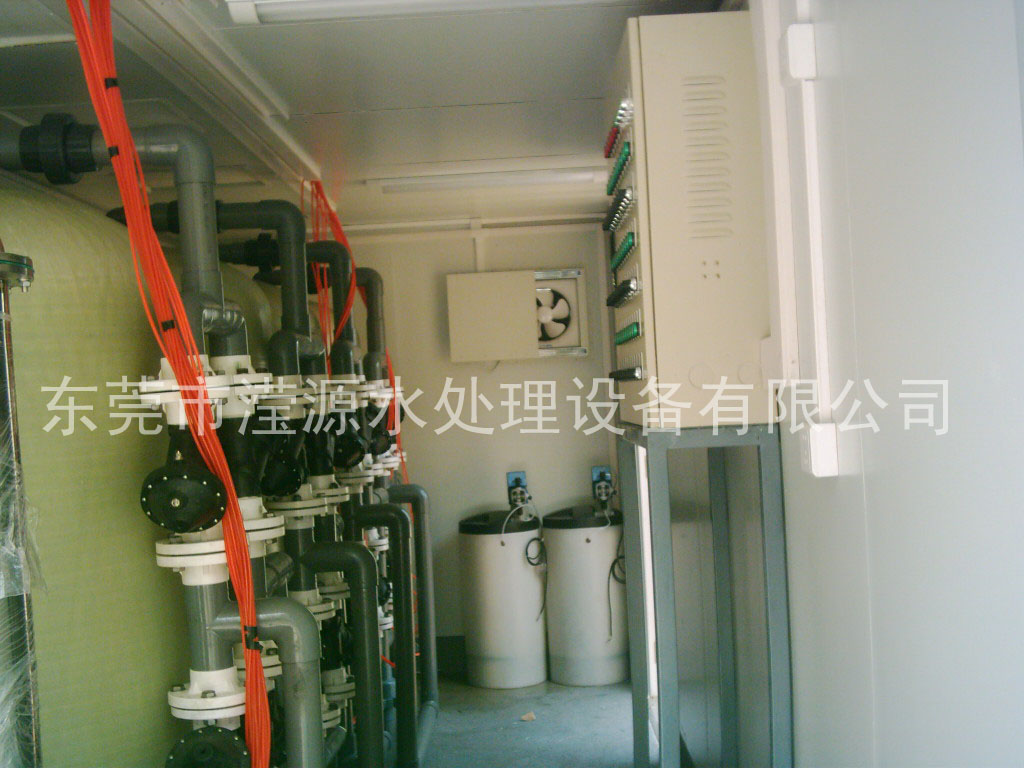 /></p><p>“中國海監(jiān)3015”船1500噸級，2012年9月開工建造，2014年1月在廣州交船，3月28日剛剛開回天津。“中國海監(jiān)3015”船是我國首艘交付使用的省級較大噸位維權執(zhí)法專用船。</p><p>“中國海監(jiān)3015”船不但配備了通導、強聲強光、高壓水炮和光電取證直升機飛行甲板等優(yōu)秀設備，具有過硬的海洋環(huán)保執(zhí)法能力，而且本身在設計上就十分環(huán)保，從自身杜絕了海洋五大污染源之一的船舶污染。</p><p>    該船較大限度實現(xiàn)節(jié)能減排，同時設置了反滲透海水淡化裝置，每天能提供10噸生活淡水。工作生活污水、廢熱水和垃圾都能夠在船內特定設備上進行回收或循環(huán)利用，不會傾倒污染海水。</p><p>    中國海監(jiān)天津市總隊總隊長吳樹軍介紹，“中國海監(jiān)3015”船的正式入列，極大提升本市海洋行政執(zhí)法能力，有效查處違法使用海域、損害海洋環(huán)境和資源、破壞海洋公共設施等行為。</p><p>    “中國海監(jiān)3015”船由中船重工第701研究所設計，2012年9月21日在中船黃埔文沖造船有限公司開工建造。該船總長88.9米，型寬12.2米，設計排水量1750噸，定員50人，續(xù)航力為5000海里，自持力為40晝夜，設計航速不小于20節(jié)，并配有直升機飛行甲板及艦面系統(tǒng)。該船的設計和建造綜合考慮了海上執(zhí)法取證、航行安全、海上救助和消防、生活居住等要素，布局合理、外形整體協(xié)調流暢、功能完備，配置了通導、強聲強光、高壓水炮、光電取證等優(yōu)秀設備，設置了直升機起降平臺及助降設備。該船在節(jié)能環(huán)保方面亮點頗多：船上設置<a href=http://www.fangongdi.cn/products/>反滲透海水淡化裝置</a>，每天能提供10噸生活淡水。設置有兩臺處理能力3000L/天的<a href=http://www.fangongdi.cn/chunshuishebei/>生活污水處理裝置</a>，工作生活污水能得到及時有效地處理。通過冷卻水廢熱供熱單元、多功能換熱單元和熱水/電輔雙熱源熱水爐實現(xiàn)廢熱水可循回利用。</p><p> </p></div>
						<div   id=