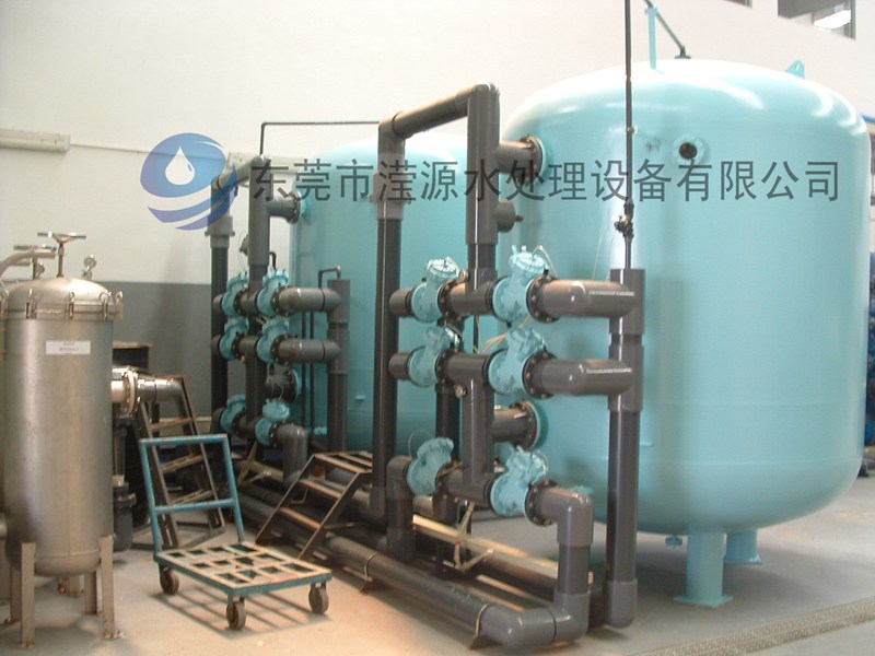  width=580 height=460 /><br /></div><div>應(yīng)用范圍：系列全自動(dòng)軟水器：可廣泛應(yīng)用于蒸汽鍋爐、熱水鍋爐、交換器、蒸發(fā)冷凝器、空調(diào)、直燃機(jī)等系統(tǒng)的補(bǔ)給水的軟化。還可用于賓館、飯店、寫字樓、公寓、家居等生活用水的處理及食品、飲料、釀酒、工業(yè)鍋爐、熱交換器、空調(diào)、洗衣、印染、化工、醫(yī)藥、沐浴設(shè)備及食品、制藥、電子等行業(yè)的軟化水處理</div><div><br /></div><div>全自動(dòng)軟化水是將軟化器運(yùn)行及再生的每一個(gè)步驟實(shí)現(xiàn)軟水自動(dòng)控制，并采用時(shí)間、流量或其它感應(yīng)器等方式來啟動(dòng)再生。全自動(dòng)軟水器裝置的基本構(gòu)成為：FLECK或Autotrol多路控制閥、樹脂罐（含001＊7樹脂）、鹽箱及管路系統(tǒng)。軟水機(jī)除去水中過多的鈣鎂離子，通過離子交換的方式，達(dá)到除垢的目的。</div></div>
						<div   id=